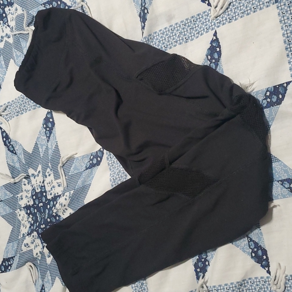 Black su ette Capri leggings OS